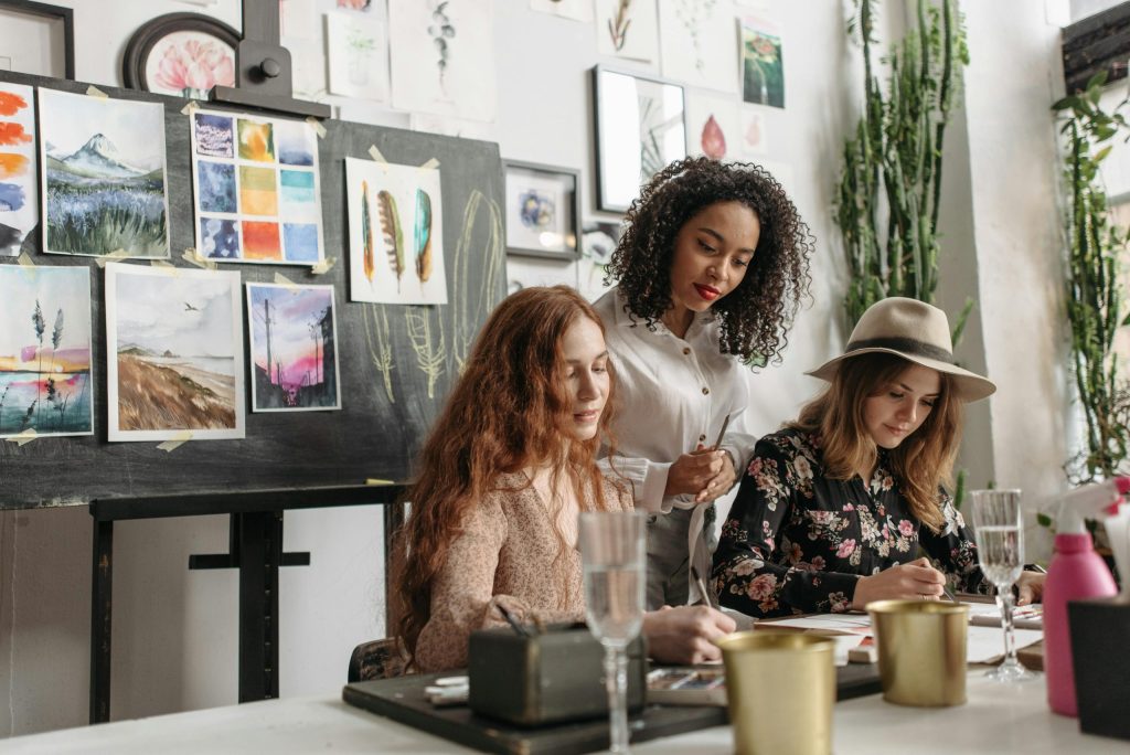 groepje schilderen jonge vrouwen